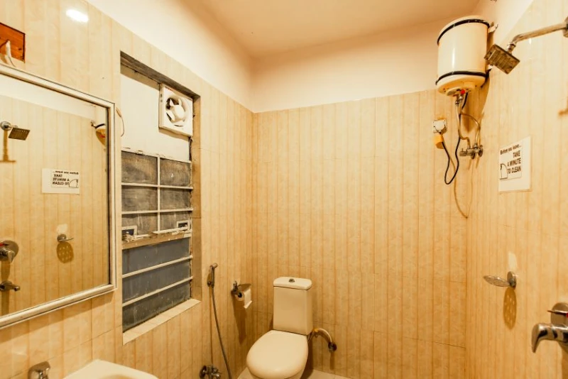 Bed in 8 Bed Mixed AC Dormitory Room with Ensuite Bathroom 4