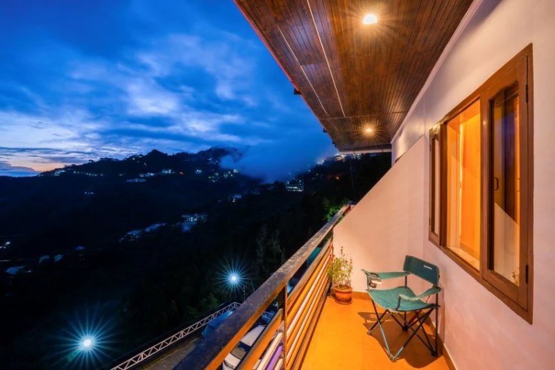Deluxe Private Room with Balcony and Ensuite Bathroom 3