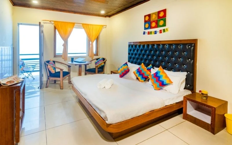 Deluxe Private Room with Balcony and Ensuite Bathroom 7