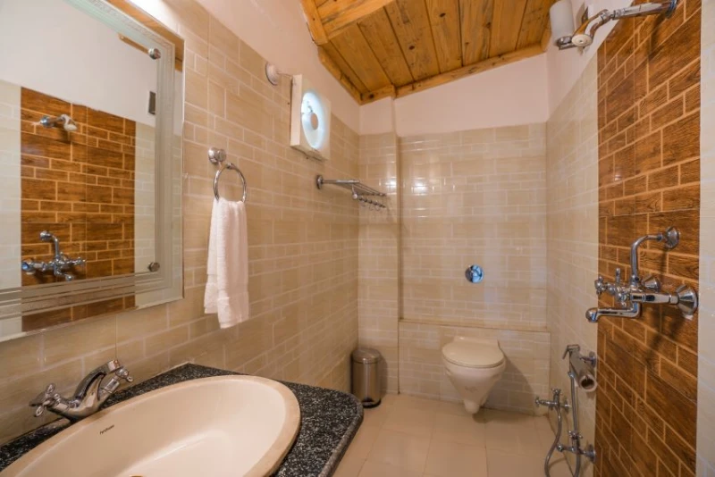 Deluxe Private Room with Balcony and Ensuite Bathroom 4