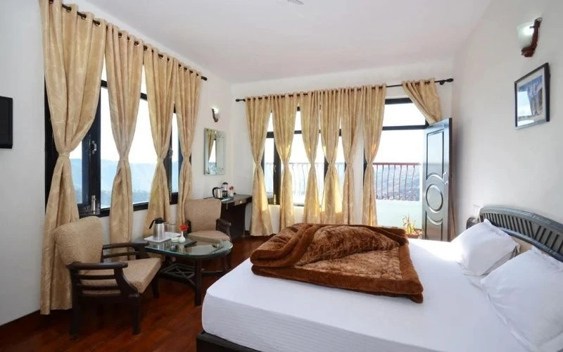 Deluxe Private Room with Balcony and Ensuite Bathroom 6