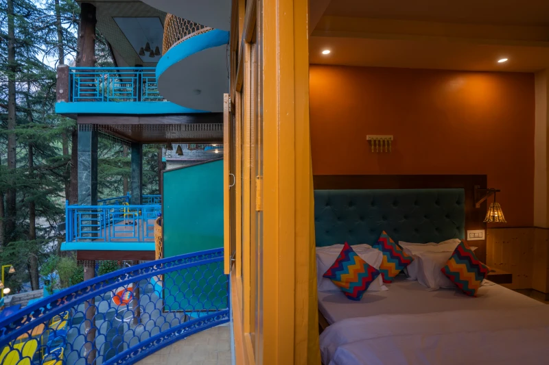 Deluxe Private Room with Ensuite Bathroom with View and Balcony 7