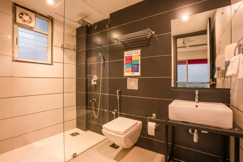 Bed in 10 Bed Mixed AC Dormitory Room with Ensuite Bathroom 9