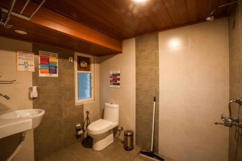 Bed in 8 Bed Mixed Dormitory Room with Ensuite Bathroom 4
