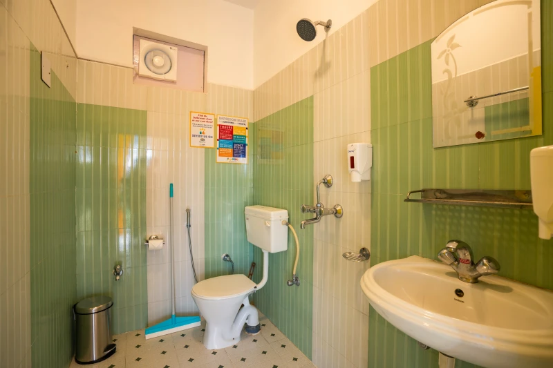 Deluxe Private Room with Balcony and Ensuite Bathroom 6