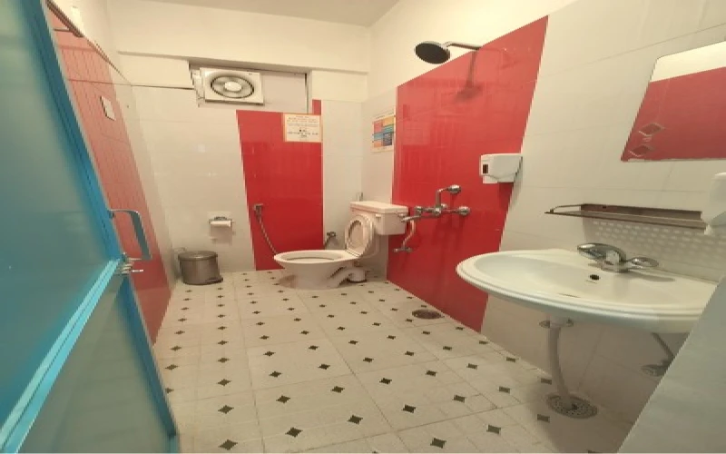 Bed in 6 Bed Mixed Dormitory Room with Ensuite Bathroom 4