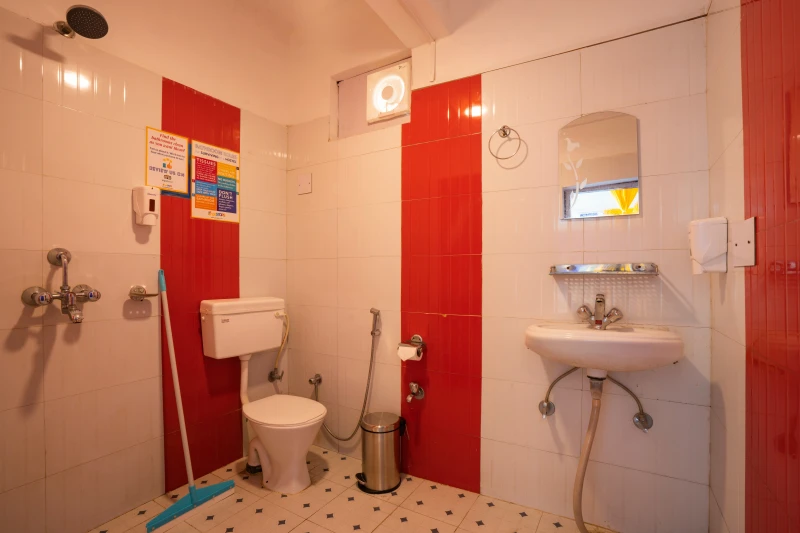 Bed in 10 Bed Mixed Dormitory Room with Ensuite Bathroom 8