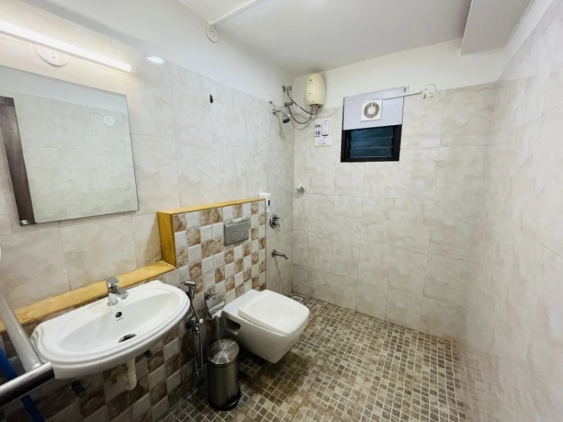 Bed in 16 Bed Mixed AC Dormitory Room with Ensuite Bathroom 4