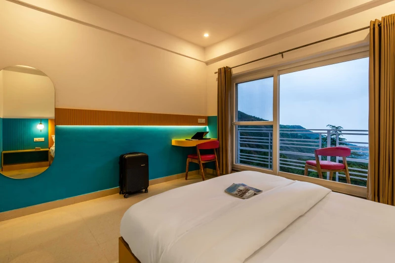 Deluxe Private Room with Balcony and Ensuite Bathroom 7