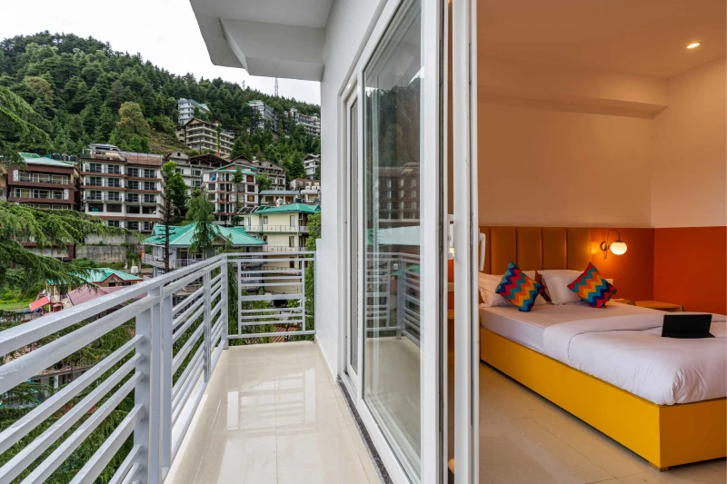 Deluxe Private Room with Balcony and Ensuite Bathroom 9