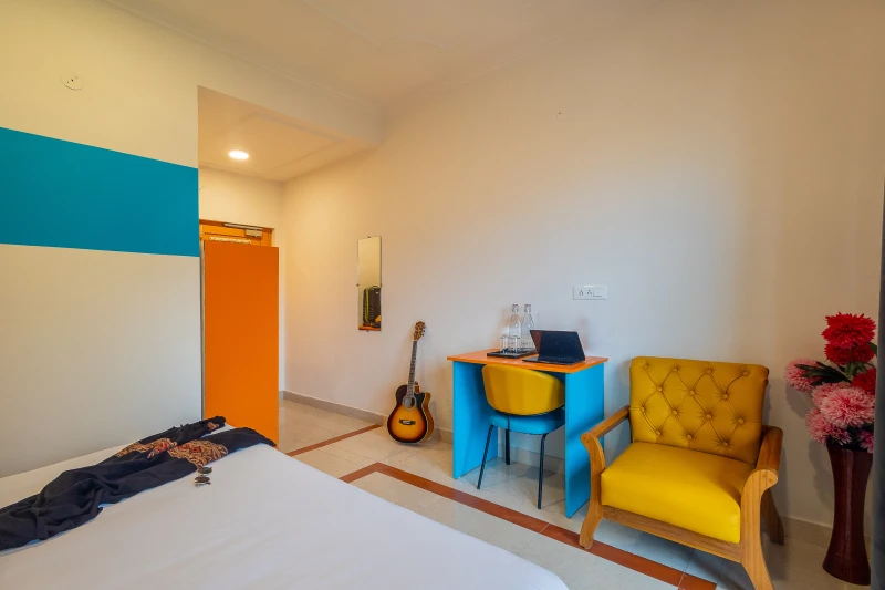 Deluxe Private Room with Balcony and Ensuite Bathroom 4