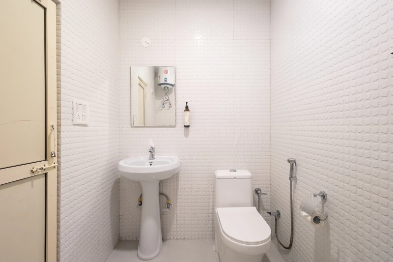 Deluxe Private Room with Balcony and Ensuite Bathroom 9