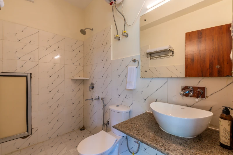 Deluxe Private Room with Balcony & Mountain View and Ensuite Bathroom 2