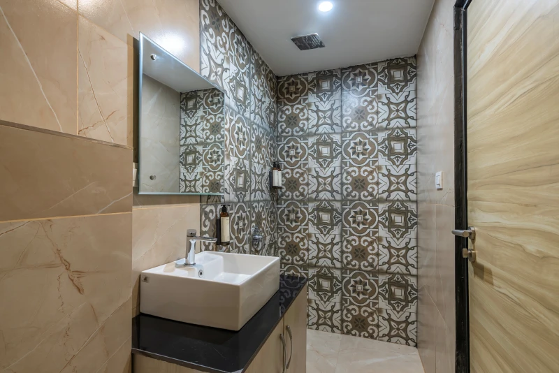 Bed in 8 Bed Mixed Dormitory Room with Ensuite Bathroom 5