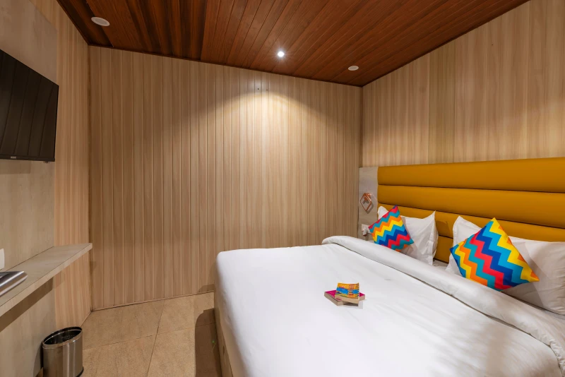 Deluxe Private Room with Living Room and Ensuite Bathroom 1
