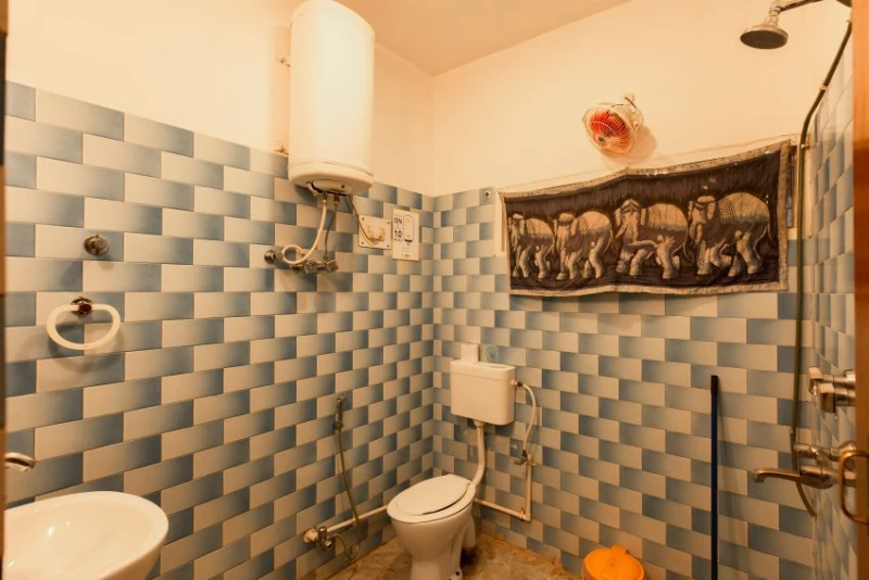 Bed in 8 Bed Mixed AC Dormitory Room with Ensuite Bathroom 3